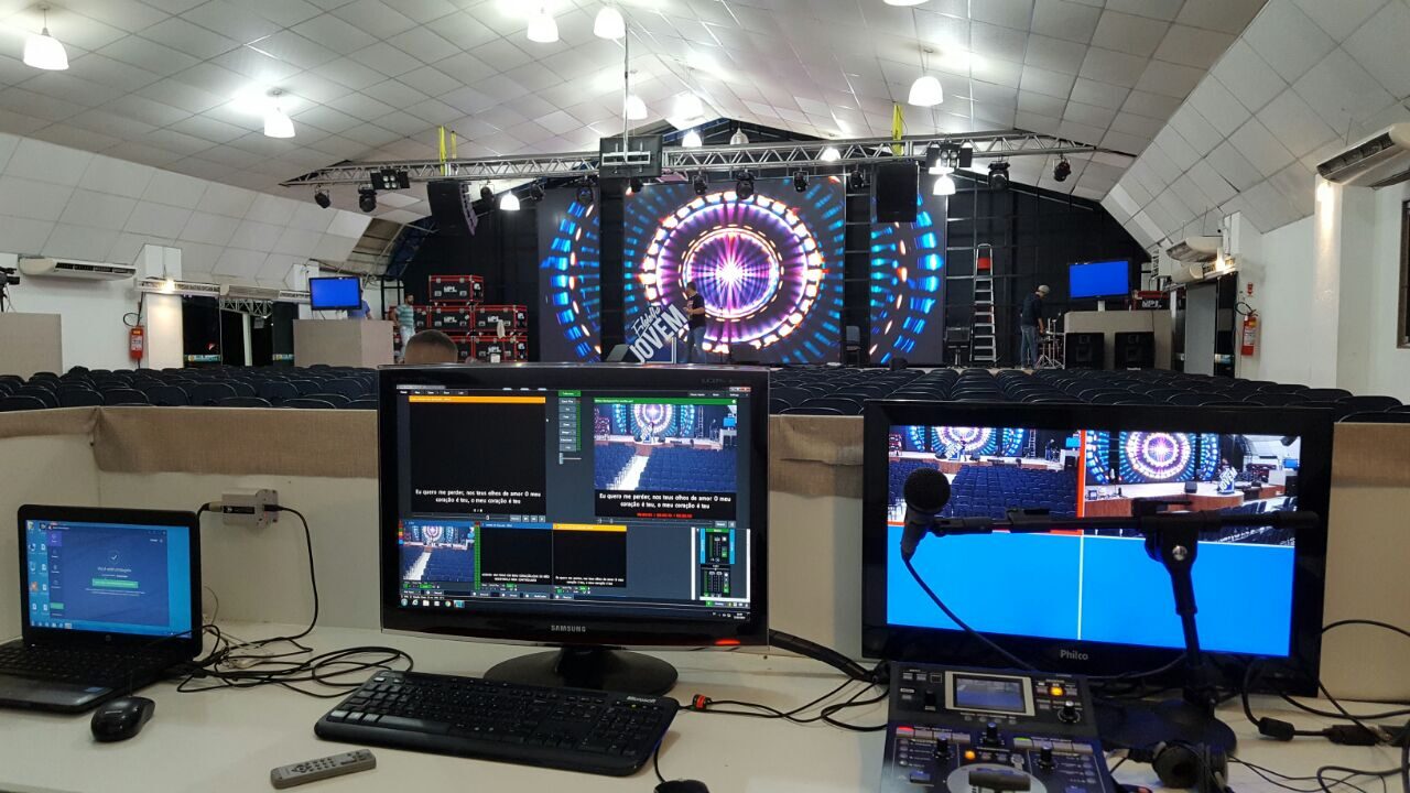 Mesa de controle, monitoramento e operação técnica de evento ao vivo
