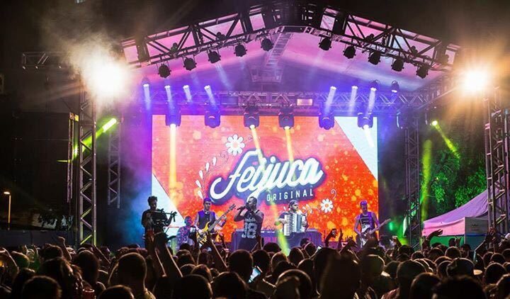 Estrutura de palco e iluminação em evento produzido pela MZ Áudio